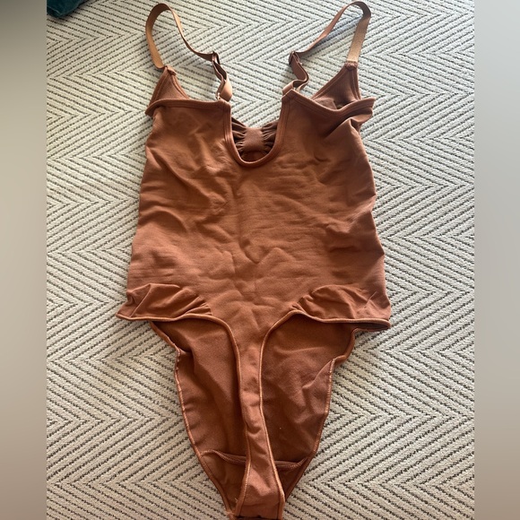 SKIMS Seamless Sculpt Thong Bodysuit. Color Bronze - Picture 5 of 7